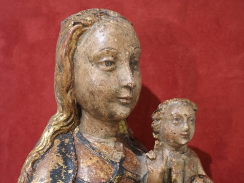 Antiquités - Vierge à l'Enfant en noyer polychrome d'époque XVIe