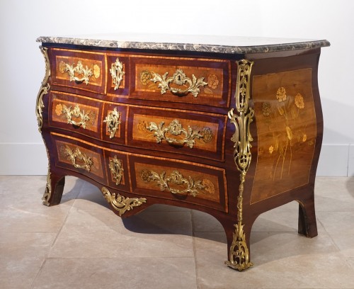 Commode tombeau Louis XV en marqueterie de fleurs - Mobilier Style Louis XV