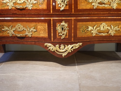 XVIIIe siècle - Commode tombeau Louis XV en marqueterie de fleurs