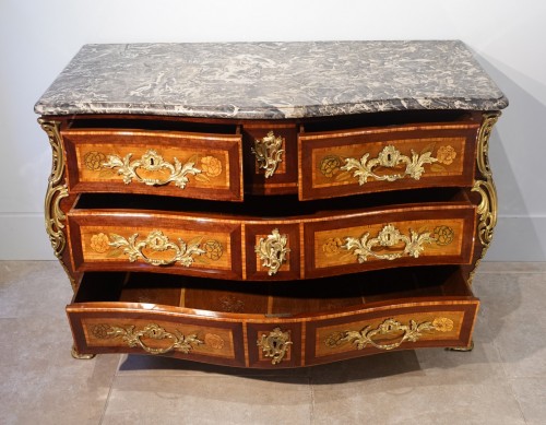 Antiquités - Louis XV  commode  in marquetry of flowers, 18th century