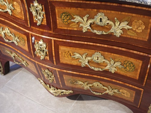 Antiquités - Commode tombeau Louis XV en marqueterie de fleurs