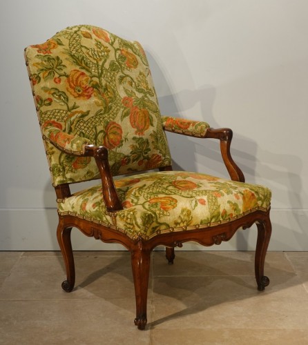 Sièges Fauteuil & Bergère - Fauteuil Régence en noyer d'époque début XVIIIe