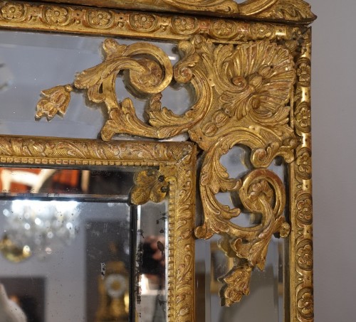 Large Regency mirror with glazing beads in gilded wood, 18th century - 