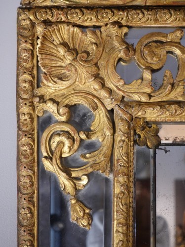 XVIIIe siècle - Grand miroir Régence à parecloses en bois doré début XVIIIe