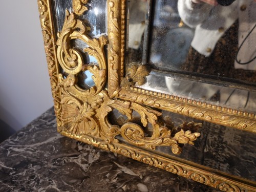 French Regence - Large Regency mirror with glazing beads in gilded wood, 18th century