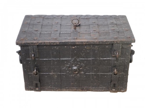 Iron chest called "corsair" or "Nüremberg" from the 17th century