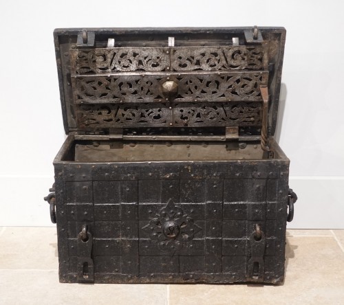 Iron chest called &quot;corsair&quot; or &quot;Nüremberg&quot; from the 17th century - Furniture Style Louis XIII