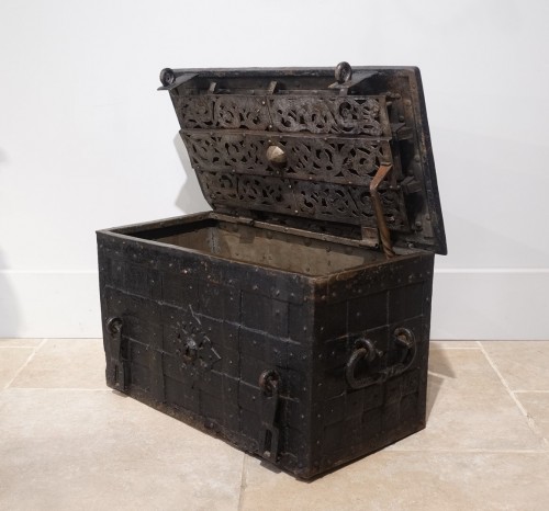 Mobilier Cabinet & Coffre - Coffre en fer dit « de corsaire » ou « de Nüremberg » du XVIIe siècle