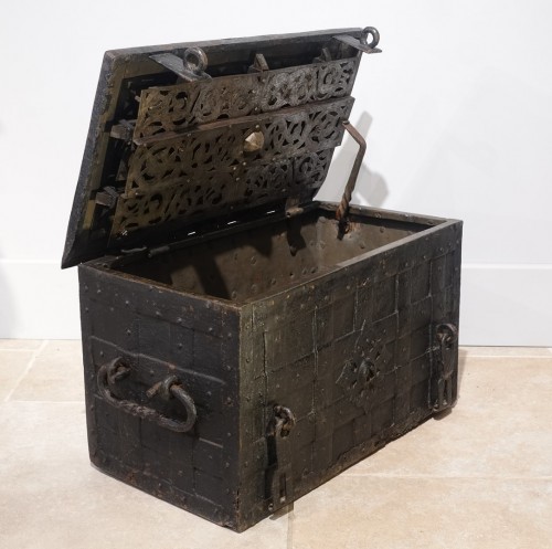 Iron chest called &quot;corsair&quot; or &quot;Nüremberg&quot; from the 17th century - 