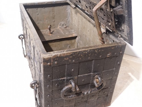17th century - Iron chest called &quot;corsair&quot; or &quot;Nüremberg&quot; from the 17th century