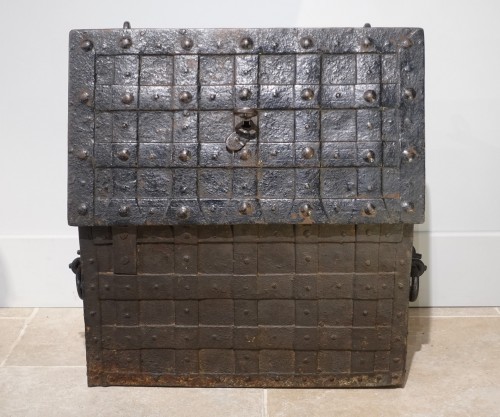 Iron chest called &quot;corsair&quot; or &quot;Nüremberg&quot; from the 17th century - Louis XIII