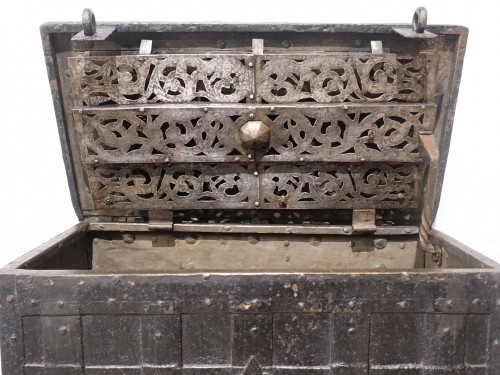 Louis XIII - Iron chest called &quot;corsair&quot; or &quot;Nüremberg&quot; from the 17th century