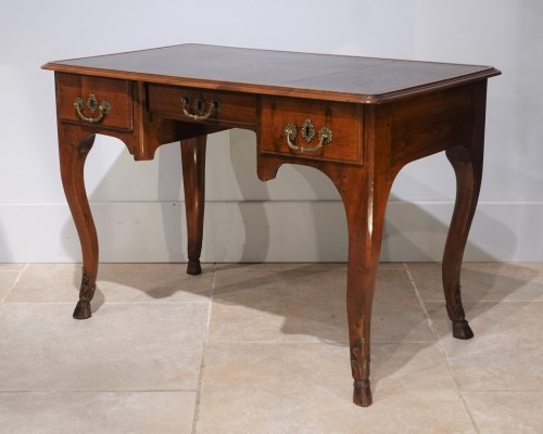 Bureau plat Louis XV en noyer – Lyon XVIIIe siècle - Mobilier Style Louis XV