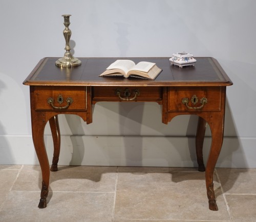 Furniture  - Walnut bureau plat - Lyon 18th century