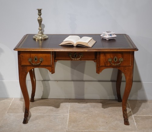 Mobilier Bureau et Secrétaire - Bureau plat Louis XV en noyer – Lyon XVIIIe siècle