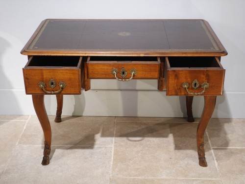 Bureau plat Louis XV en noyer – Lyon XVIIIe siècle - Gérardin et Cie