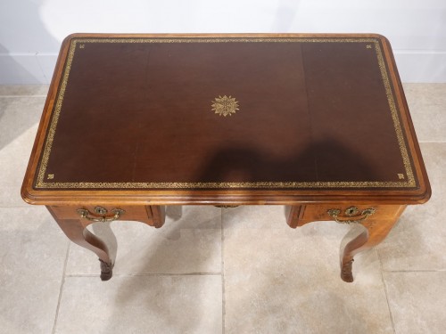 Bureau plat Louis XV en noyer – Lyon XVIIIe siècle - Louis XV