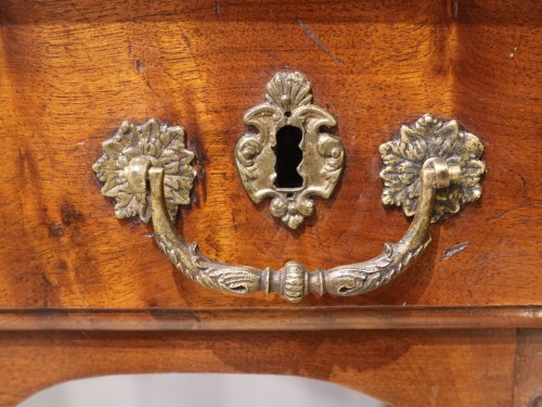 Antiquités - Bureau plat Louis XV en noyer – Lyon XVIIIe siècle