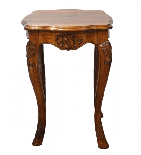 Louis XV table, in walnut,, Lyon