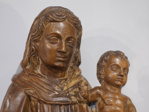 XVIe siècle et avant - Vierge à l'Enfant en noyer d'époque fin XVIe