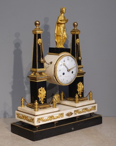 Pendule portique Louis XVI, signée Degré - Horlogerie Style Louis XVI