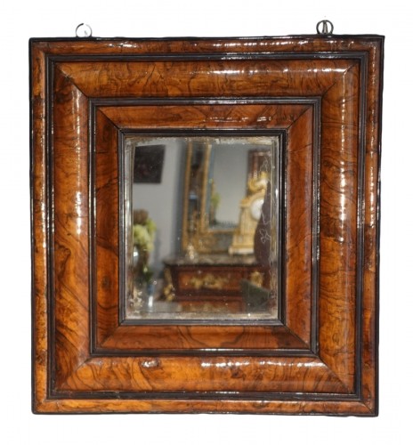 Miroir en placage de ronce de noyer d'époque XVIIe