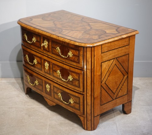 Furniture  - Early 18th century inlaid chest of drawers from Dauphiné