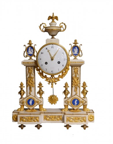 Pendule Louis XVI en marbre blanc, bronzes et plaques en Wedgwood, XVIIIe siècle