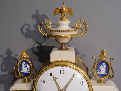 Pendule Louis XVI en marbre blanc, bronzes et plaques en Wedgwood, XVIIIe siècle - Horlogerie Style Louis XVI