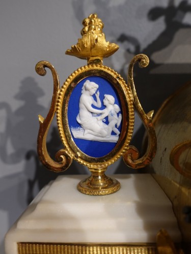 Pendule Louis XVI en marbre blanc, bronzes et plaques en Wedgwood, XVIIIe siècle - Gérardin et Cie