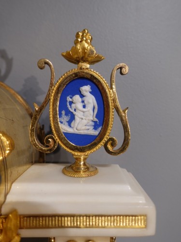 XVIIIe siècle - Pendule Louis XVI en marbre blanc, bronzes et plaques en Wedgwood, XVIIIe siècle