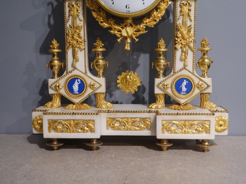 Louis XVI - Louis XVI clock in white marble, bronze and Wedgwood plaques, 18th ce