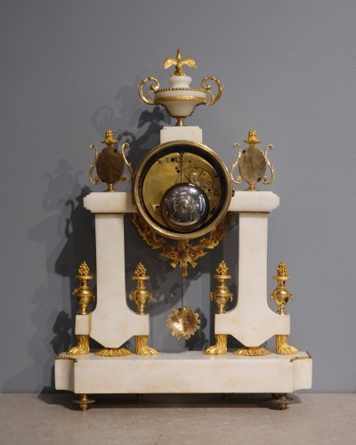 Antiquités - Louis XVI clock in white marble, bronze and Wedgwood plaques, 18th ce
