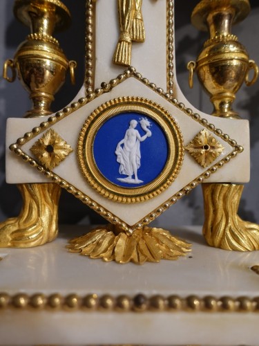 Antiquités - Louis XVI clock in white marble, bronze and Wedgwood plaques, 18th ce