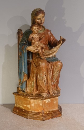 Vierge à l'Enfant en Majesté en bois polychrome du XVIIe siècle - Sculpture Style Louis XIII