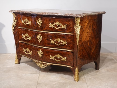 Furniture  -  French Régence period chest of drawers in kingwood