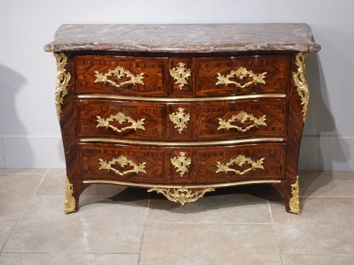 Antiquités - Commode d'époque Régence en bois de violette