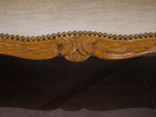 Antiquités - Louis XV sofa in walnut, attributed to Sébastien Carpantier (1770)