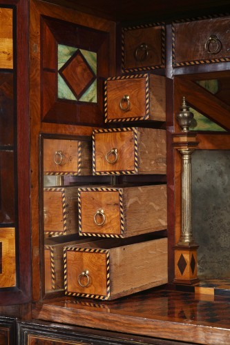 Antiquités -  Large Cabinet attributed to Thomas Hache