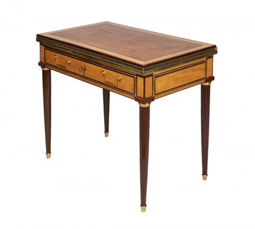 Petit bureau louis XVI en citronnier et amarante