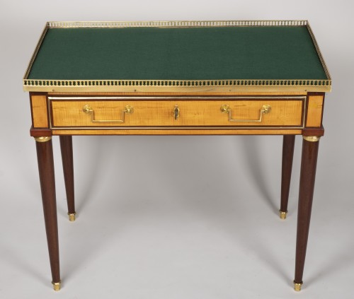 Mobilier Bureau et Secrétaire - Petit bureau louis XVI en citronnier et amarante