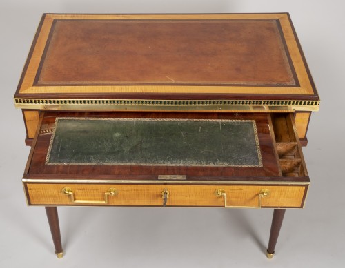 XVIIIe siècle - Petit bureau louis XVI en citronnier et amarante