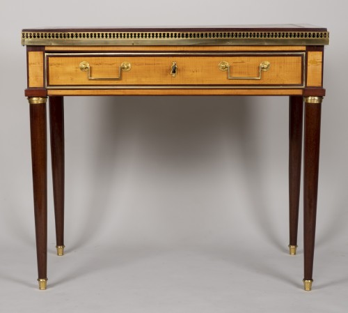 Petit bureau louis XVI en citronnier et amarante - Louis XVI