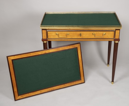 Louis XVI - Petit bureau louis XVI en citronnier et amarante