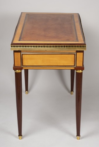 Antiquités - Petit bureau louis XVI en citronnier et amarante