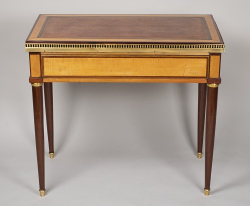 Antiquités - Petit bureau louis XVI en citronnier et amarante