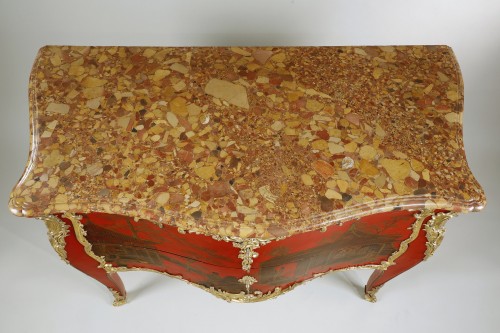 Mobilier Commode - Commode en laque rouge au paysage chinoisant, attribuée à Adrien Delorme