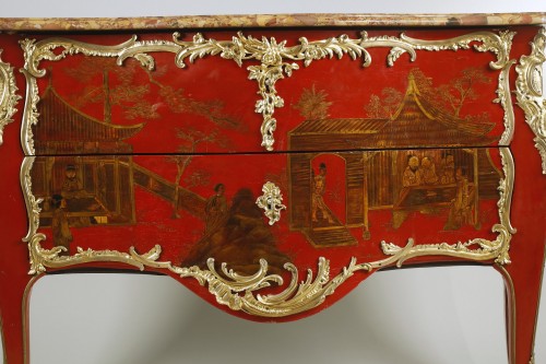 Commode en laque rouge au paysage chinoisant, attribuée à Adrien Delorme - Galerie Gilles Linossier