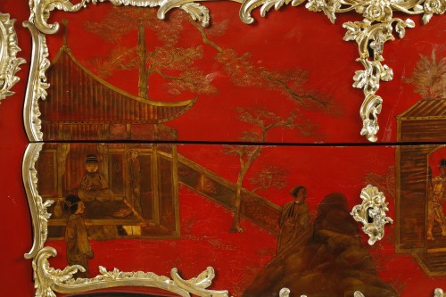 XVIIIe siècle - Commode en laque rouge au paysage chinoisant, attribuée à Adrien Delorme