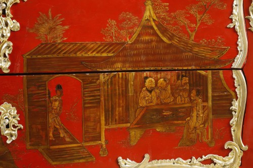 Commode en laque rouge au paysage chinoisant, attribuée à Adrien Delorme - Louis XV